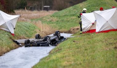 Auto te water op A31 bij Zweins, twee mensen ernstig gewond