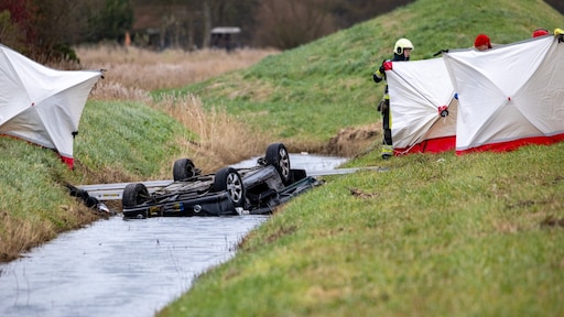 Auto te water op A31 bij Zweins, twee mensen ernstig gewond