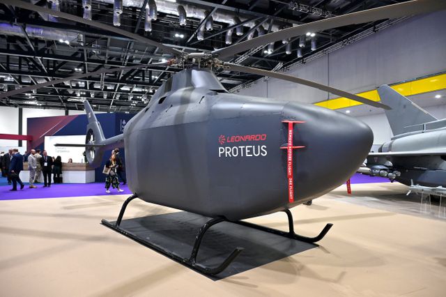 Een onbemande Proteus-helikopter van het Italiaanse defensiebedrijf Leonardo  op een beurs in Londen. 