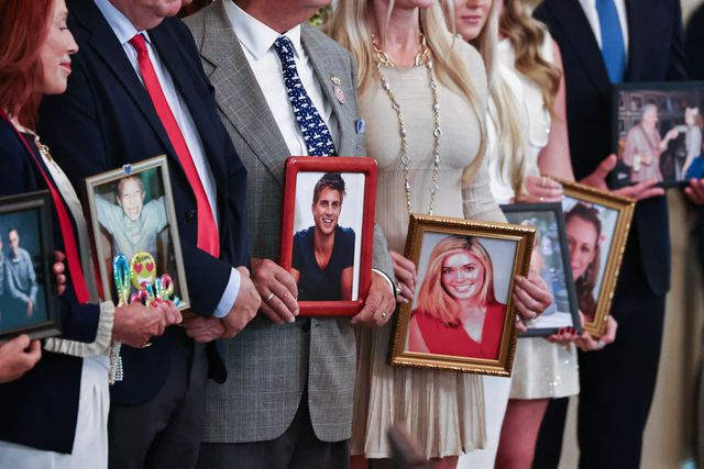 Familieleden van aan fentanyloverdoses overleden Amerikanen houden hun foto’s vast.