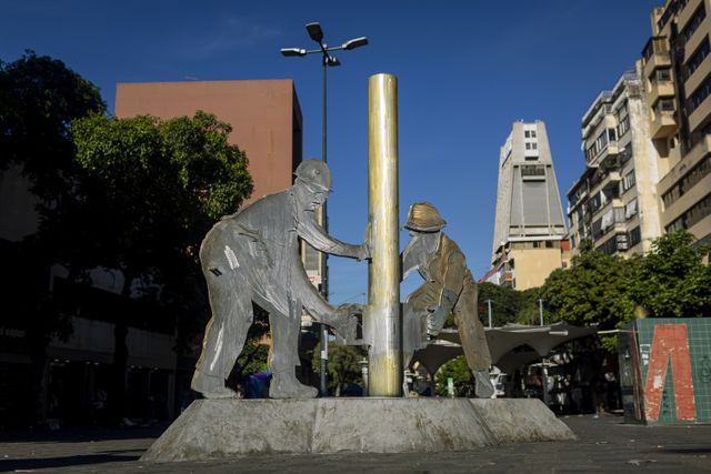 Een standbeeld in de hoofdstad Caracas eert de Venezolaanse olie-industrie.