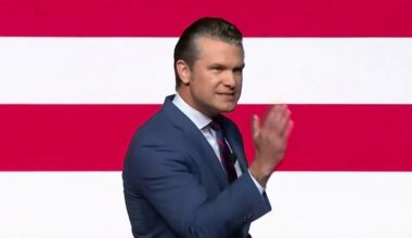 Trump dag 309: Hegseth wil Democratische senator voor krijgsraad, Kennedy laat CDC op website waarschuwen voor vaccins, 235.000 asielzaken opnieuw beoordeeld, asiel voor 10.000 uit Myanmar ingetrokken, cijfers over economische groei uitgesteld, rechter laat strafzaken tegen Comey en James stopzetten