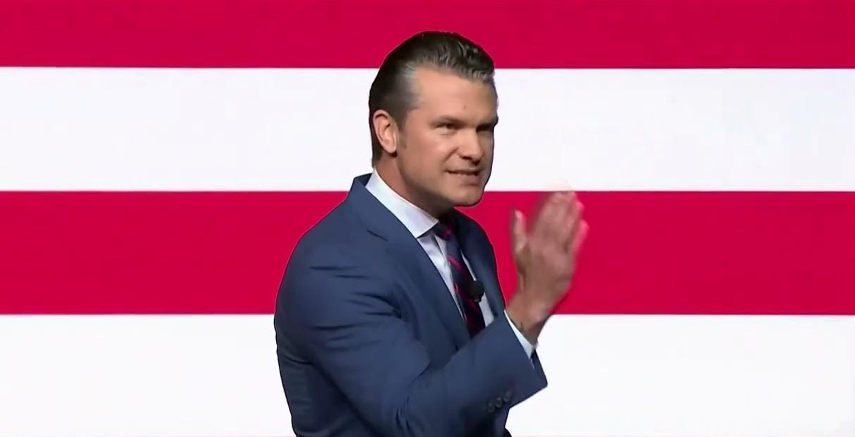 Trump dag 309: Hegseth wil Democratische senator voor krijgsraad, Kennedy laat CDC op website waarschuwen voor vaccins, 235.000 asielzaken opnieuw beoordeeld, asiel voor 10.000 uit Myanmar ingetrokken, cijfers over economische groei uitgesteld, rechter laat strafzaken tegen Comey en James stopzetten