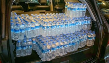 Geen kraanwater? Mensen hamsteren in supermarkten: 'Angst en voor eigen kring willen zorgen'