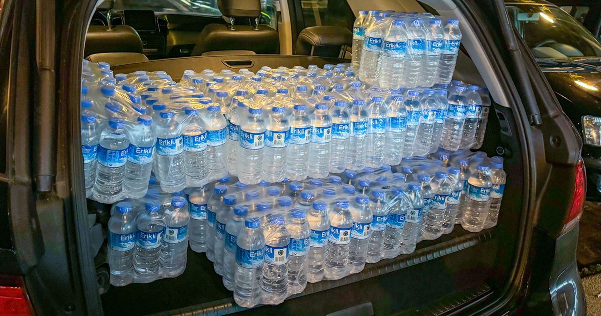 Geen kraanwater? Mensen hamsteren in supermarkten: 'Angst en voor eigen kring willen zorgen'