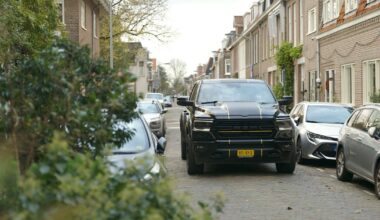 Een Amerikaanse SUV rijdt door de straat in Haarlem