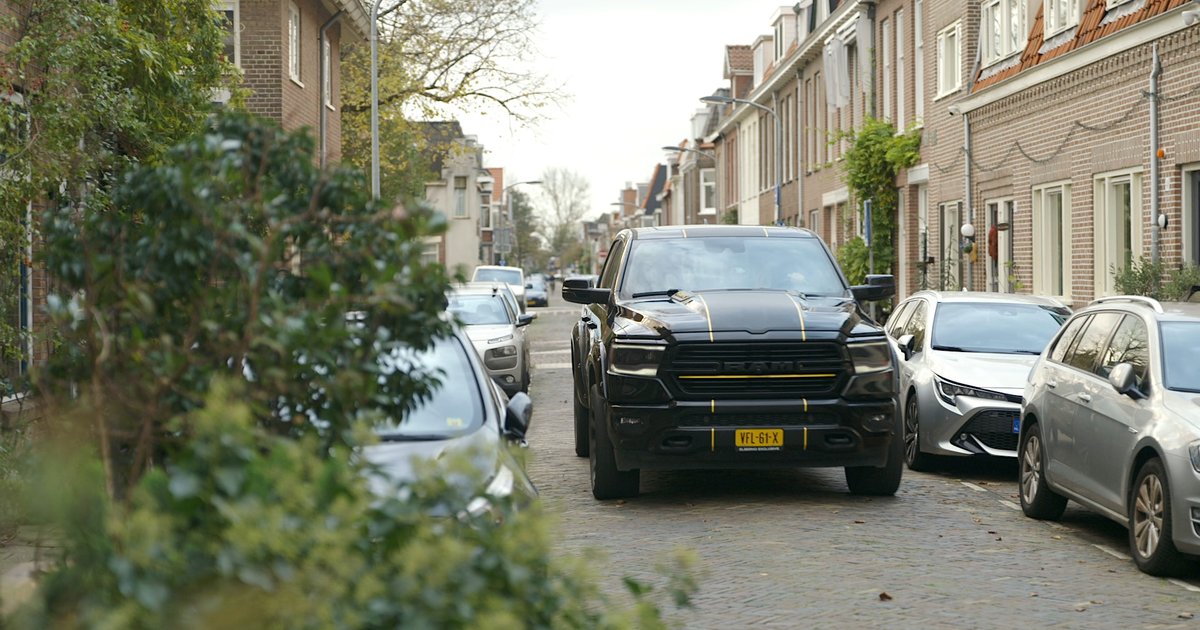 Een Amerikaanse SUV rijdt door de straat in Haarlem