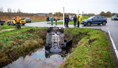 Auto moet uitwijken en belandt ondersteboven in sloot - rijnmond.nl
