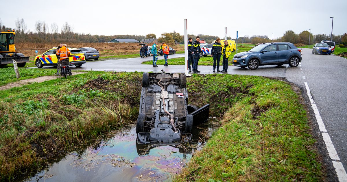 Auto moet uitwijken en belandt ondersteboven in sloot - rijnmond.nl