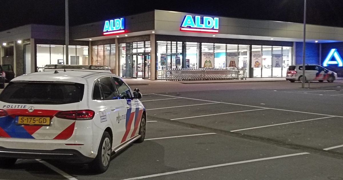 Overvallers bedreigen personeel van supermarkt met groot keukenmes en vluchten op fatbike