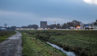 112-nieuws: Files in ochtendspits op A7 • Bestelwagen rijdt tegen paal op kruising in Stad