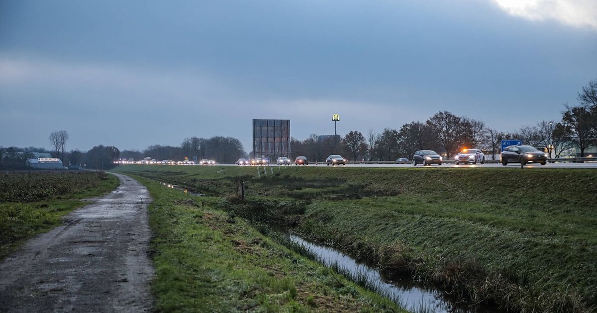 112-nieuws: Files in ochtendspits op A7 • Bestelwagen rijdt tegen paal op kruising in Stad