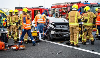 Snelweg dicht na ongeluk met zes auto's en vrachtwagen - Rijnmond