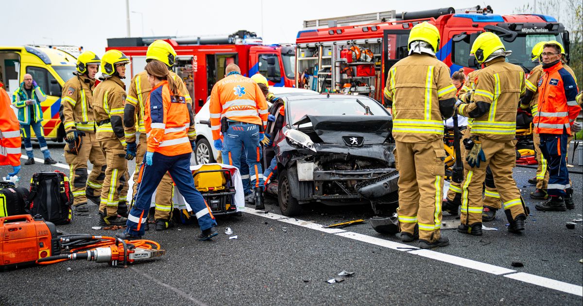 Snelweg dicht na ongeluk met zes auto's en vrachtwagen - Rijnmond