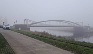 Brug bij Dorkwerd aangevaren: ‘Het hele huis begon te schudden’