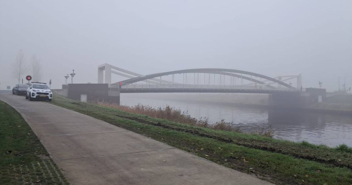 Brug bij Dorkwerd aangevaren: ‘Het hele huis begon te schudden’