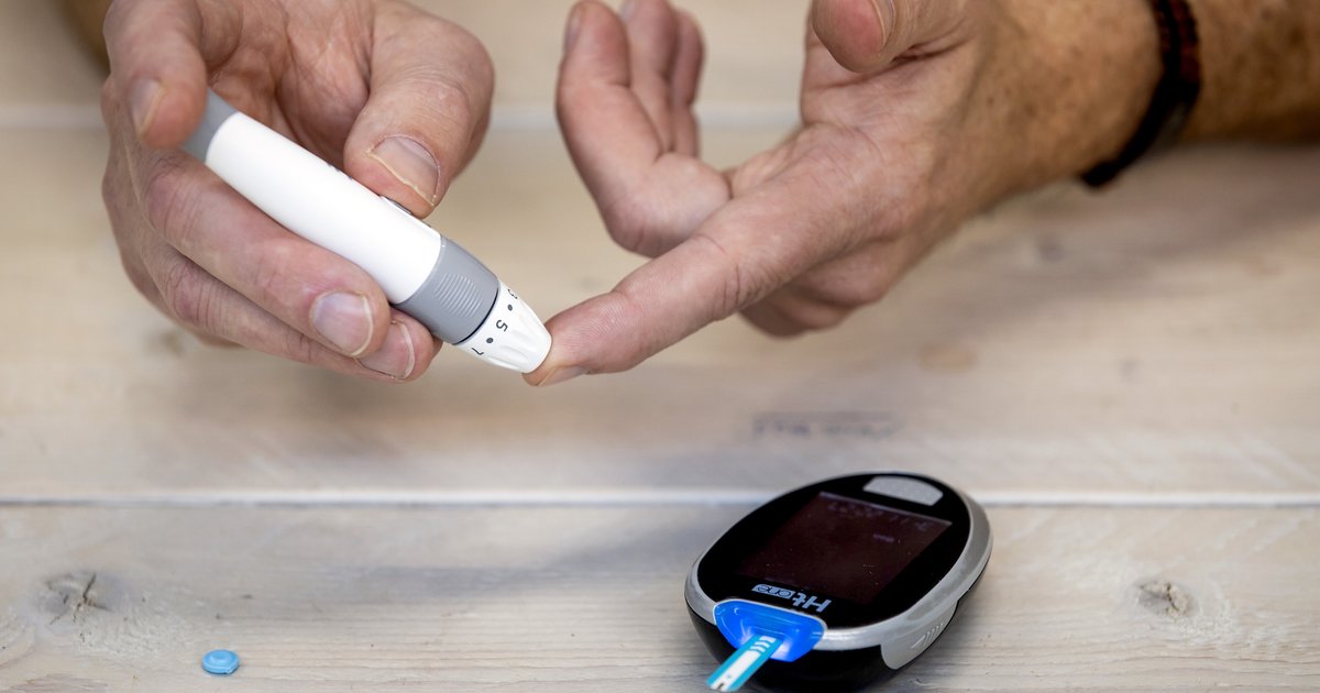 Een diabetespatiënt controleert zijn bloedglucosespiegel