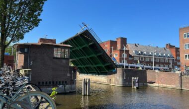 Brug Overtoomse Sluis morgenochtend weer open: "Schade nog niet hersteld"