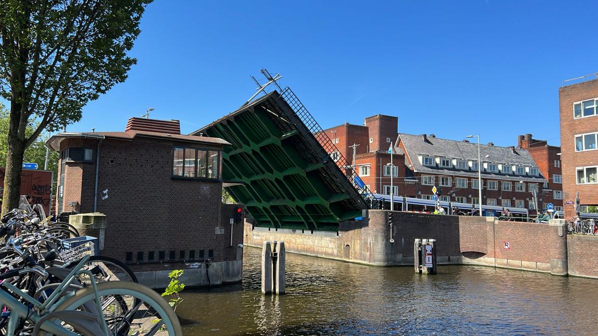 Brug Overtoomse Sluis morgenochtend weer open: "Schade nog niet hersteld"