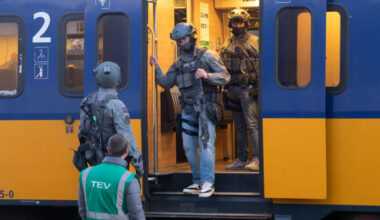 Drie mannen zijn vrijdagmiddag aangehouden nadat iemand een valse bommelding in een trein bij Hilversum deed.