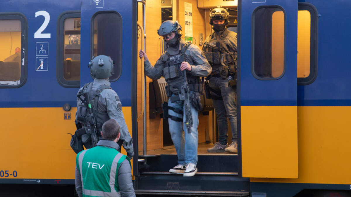 Drie mannen zijn vrijdagmiddag aangehouden nadat iemand een valse bommelding in een trein bij Hilversum deed.