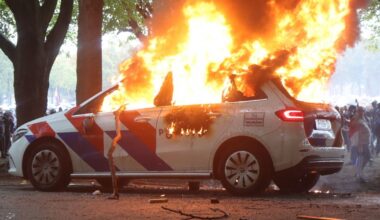 Frans bekogelt agenten met stenen en filmt zichzelf terwijl hij politieauto schopt: 'Vond ik stoer'