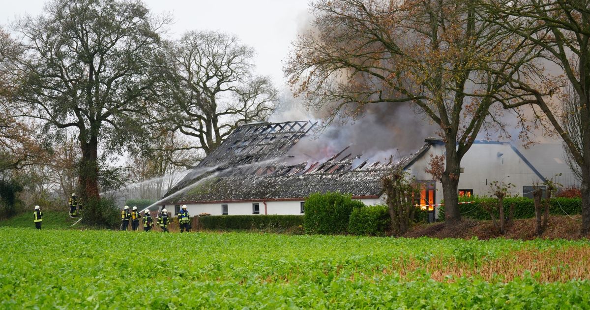 112-nieuws: Boerderij Ter Apel volledig uitgebrand • Politie zoekt getuigen van explosie Veendam