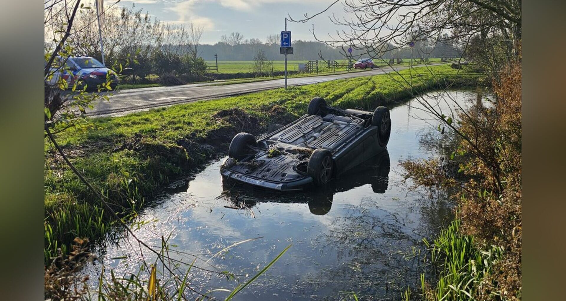 Auto belandt ondersteboven in sloot Groot-Ammers: bestuurder raakt niet gewond
