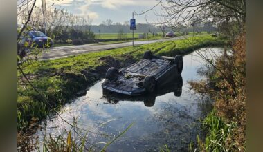 Auto belandt ondersteboven in sloot Groot-Ammers: bestuurder raakt niet gewond