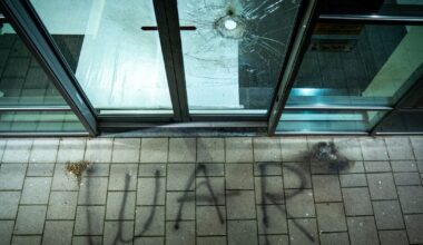 'War' op grond bij explosie, tweede aanslag in week tijd | Auto in brand, plastic flesje gevonden - Rijnmond