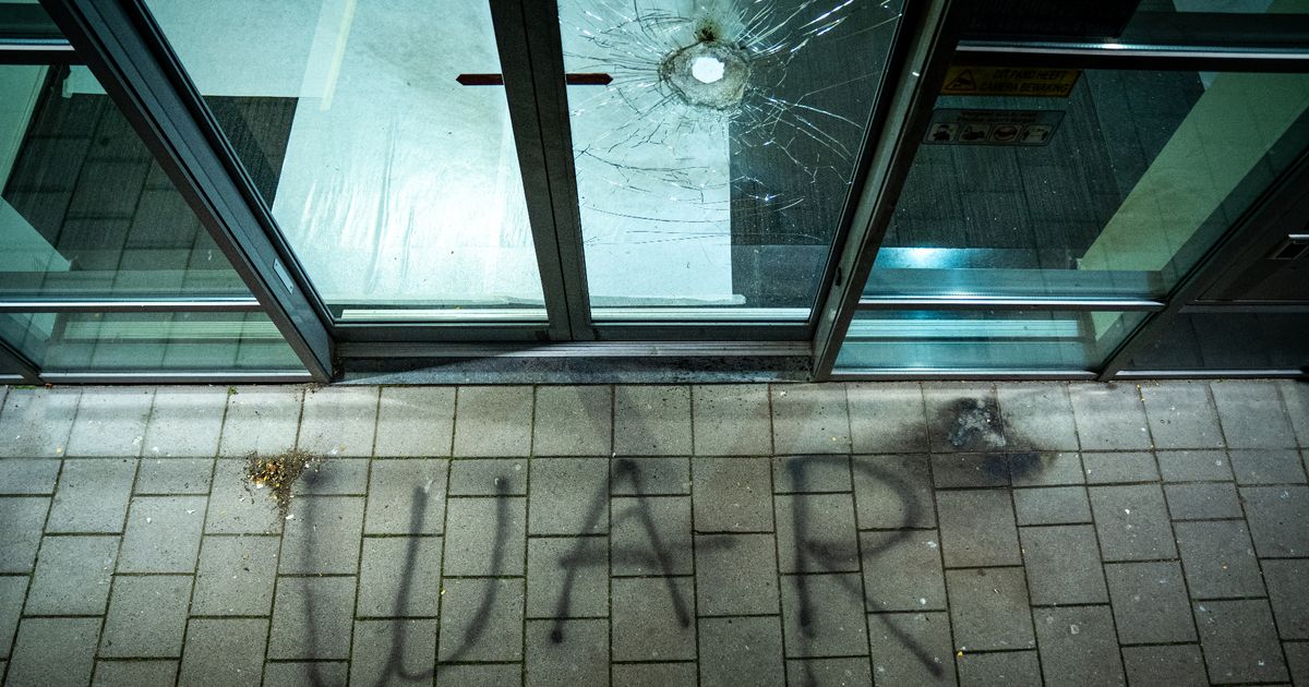 'War' op grond bij explosie, tweede aanslag in week tijd | Auto in brand, plastic flesje gevonden - Rijnmond