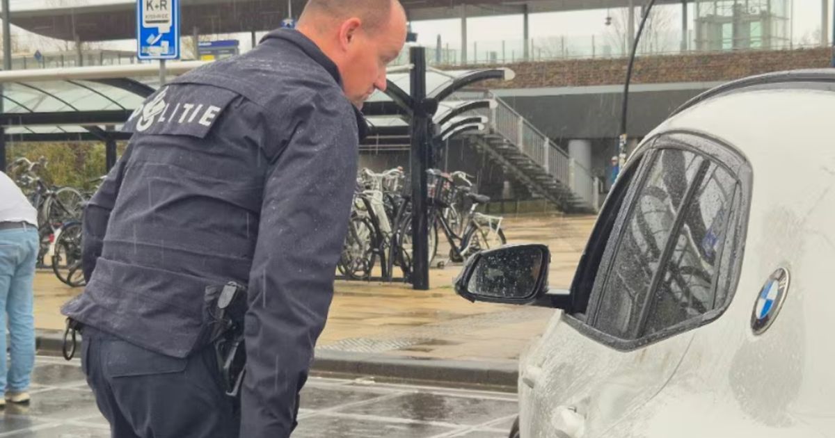 Hardleerse automobilist wordt voor 31e keer betrapt met telefoon in zijn hand - RTV Utrecht