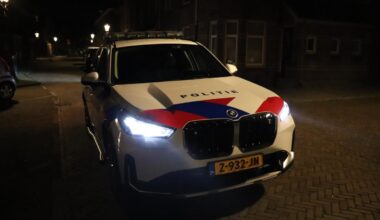 Agenten vol in de achteruit nadat man met bivakmuts automatisch vuurwapen op ze richt