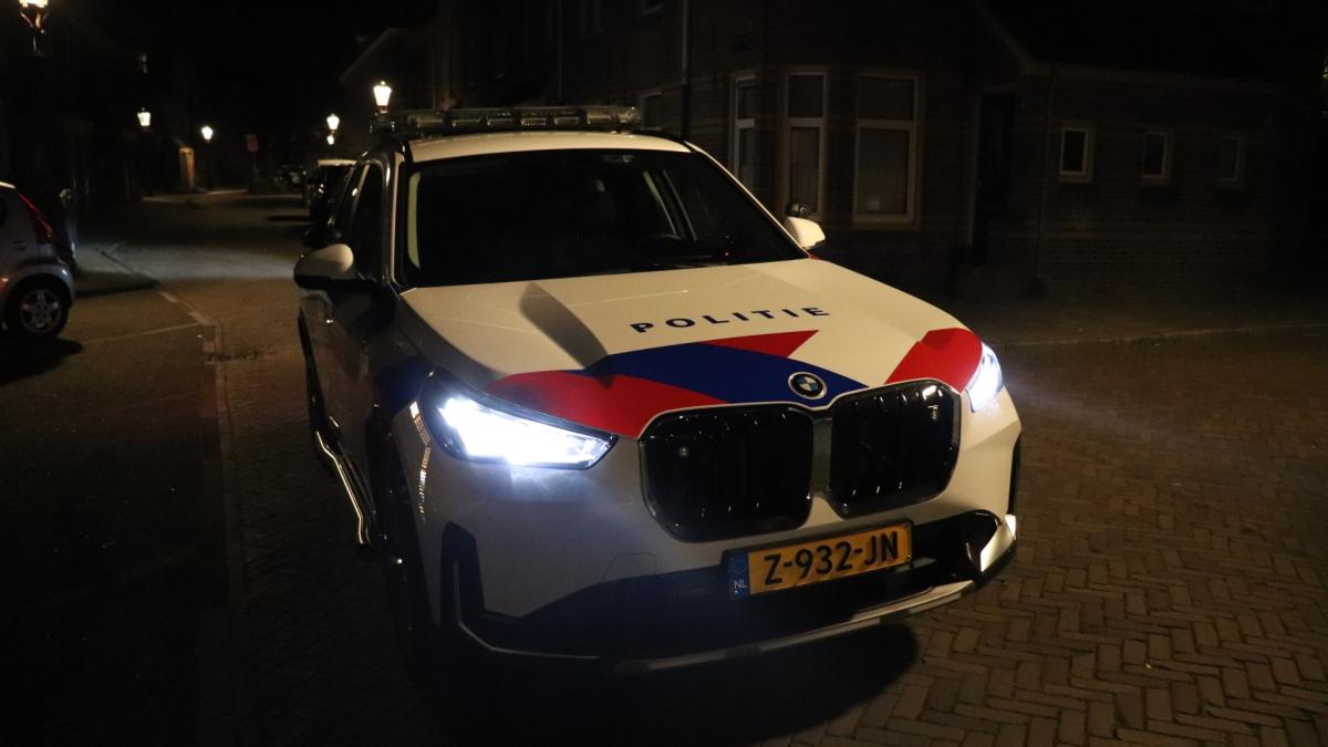 Agenten vol in de achteruit nadat man met bivakmuts automatisch vuurwapen op ze richt