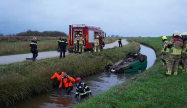 112 nieuws: Auto op de kop in volle sloot | Fietser veroorzaakt bizar ongeluk op N35