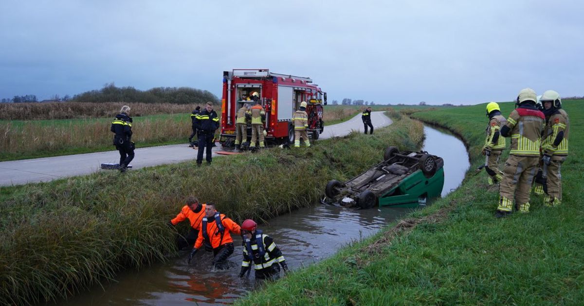 112 nieuws: Auto op de kop in volle sloot | Fietser veroorzaakt bizar ongeluk op N35