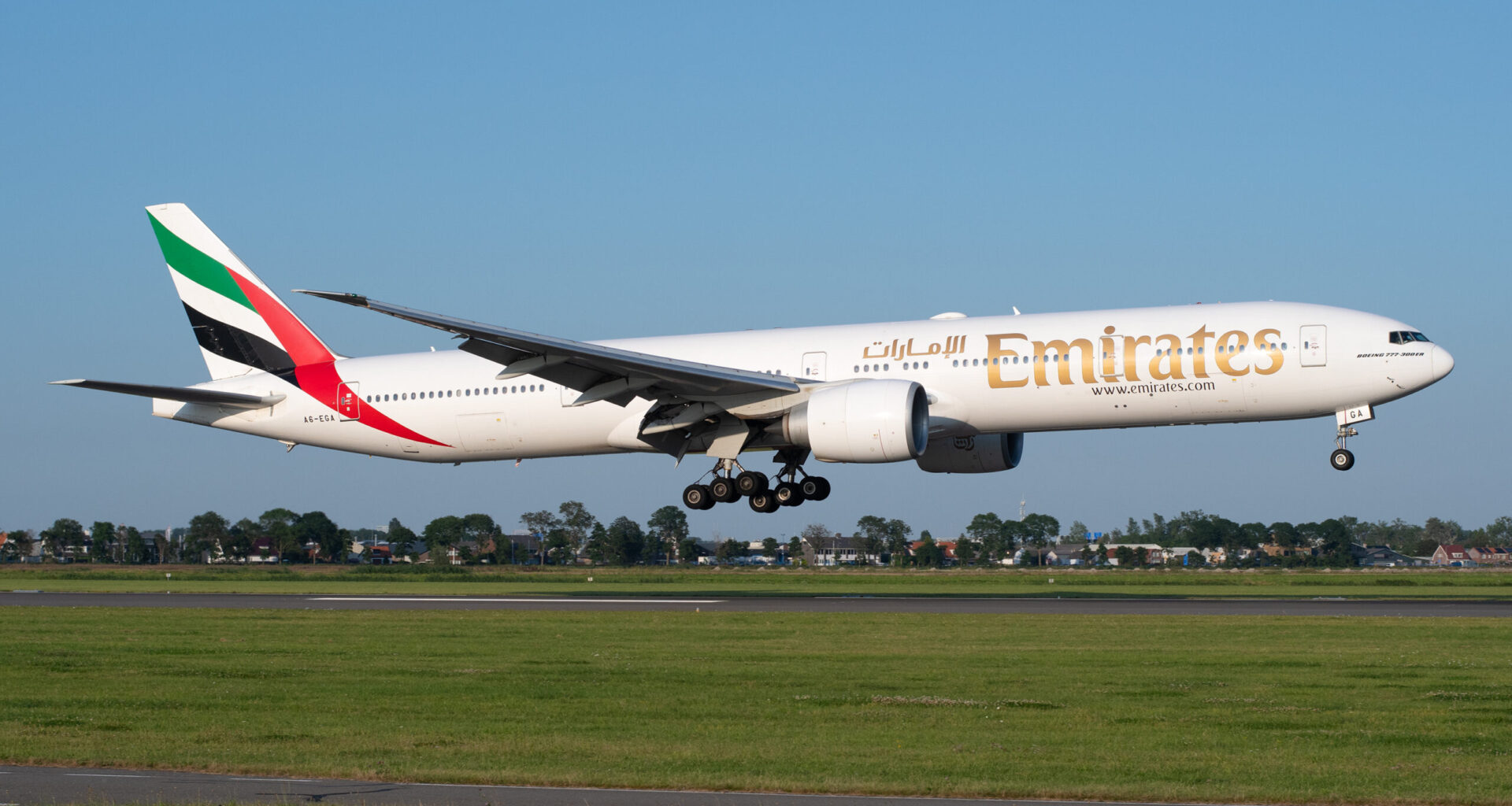 Boeing 777 kan niet landen op Schiphol, wijkt uit