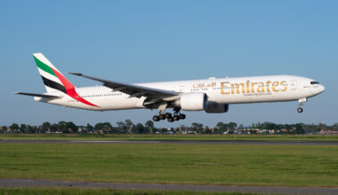 Boeing 777 kan niet landen op Schiphol, wijkt uit