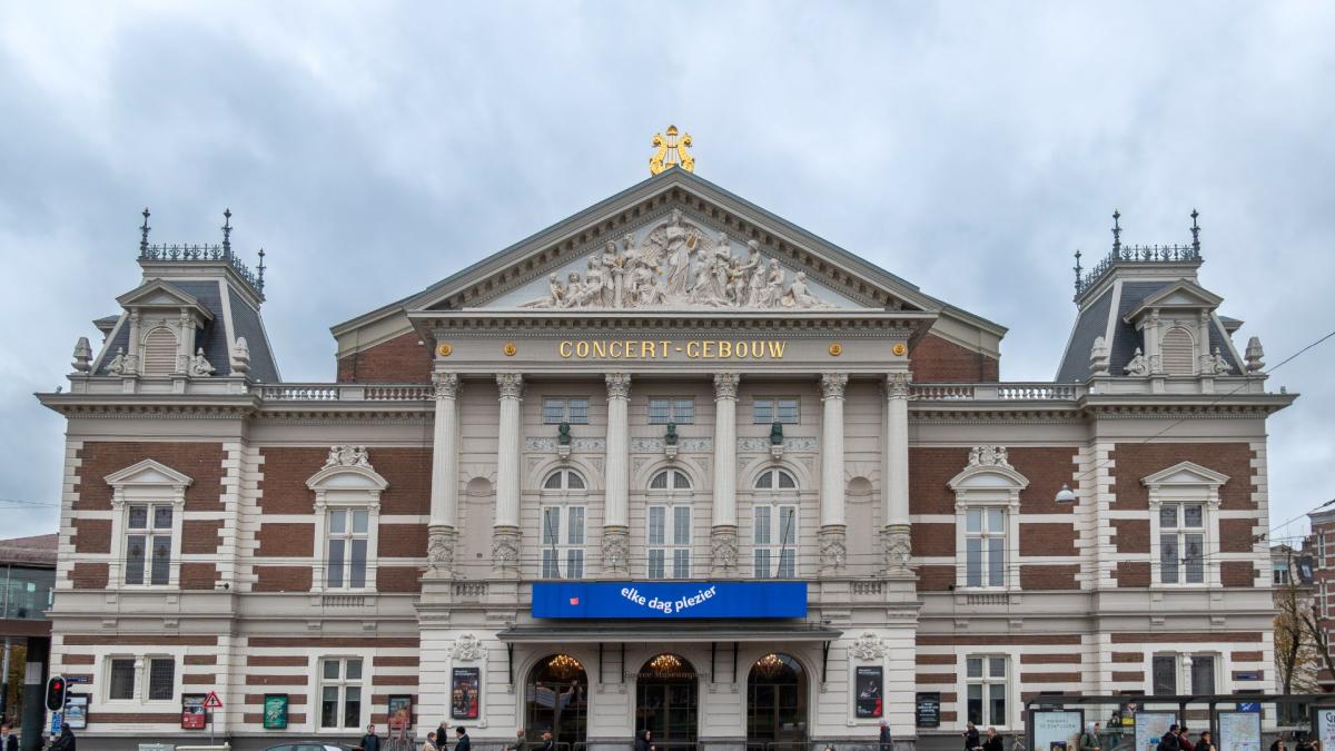 Deel Concertgebouw-medewerkers boos op directie nu omstreden zanger tóch komt optreden - AT5