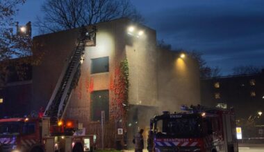 Brandweer met veel materieel bij brand in bedrijfsverzamelpand