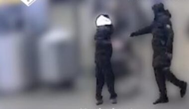 Politie deelt herkenbare beelden van twee verdachten zware mishandeling station Bijlmer