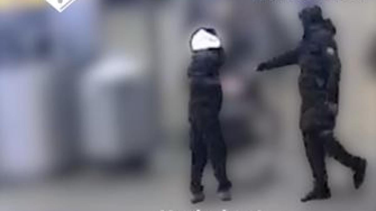 Politie deelt herkenbare beelden van twee verdachten zware mishandeling station Bijlmer