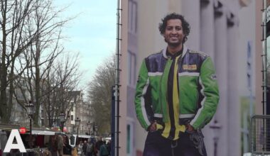 Metershoge poster van ombudsman 'toevallig' naast Stopera: "Halsema kan hem niet missen"