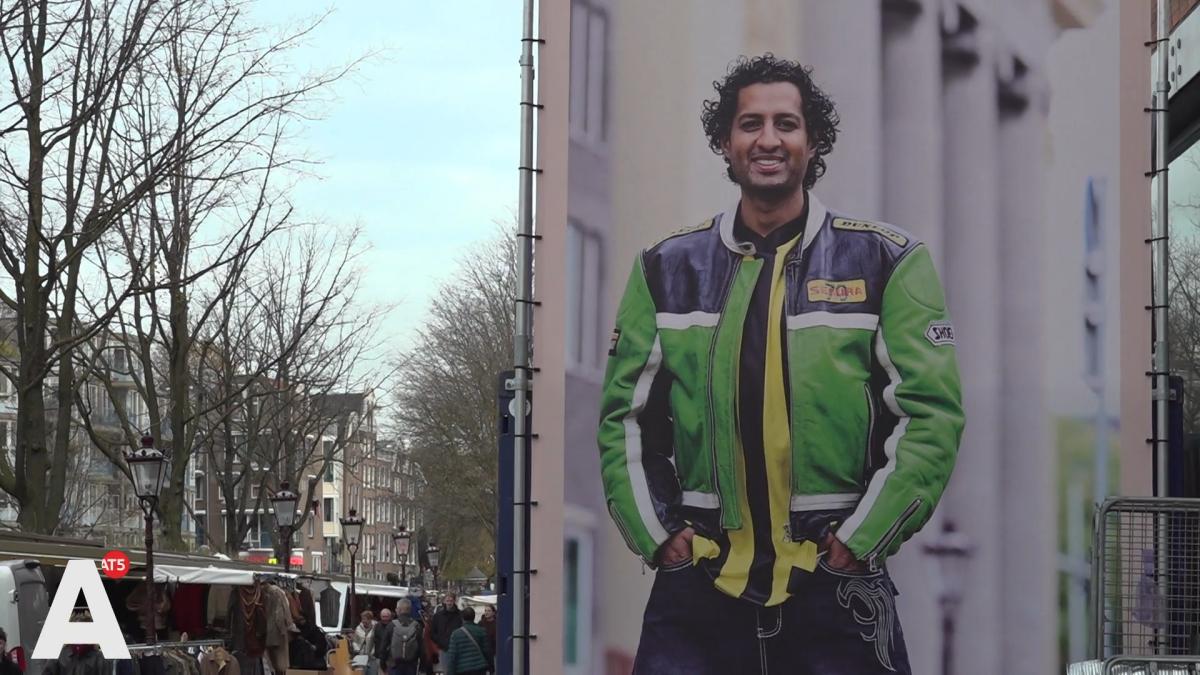 Metershoge poster van ombudsman 'toevallig' naast Stopera: "Halsema kan hem niet missen"