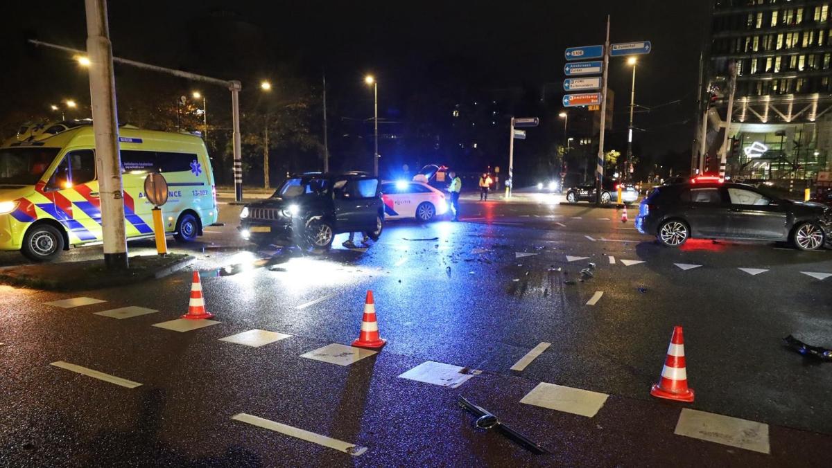 Aanrijding op kruispunt bij A10 Zuid