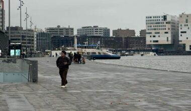 Hulpdiensten redden man uit IJ, met onderkoelingsverschijnselen naar ziekenhuis