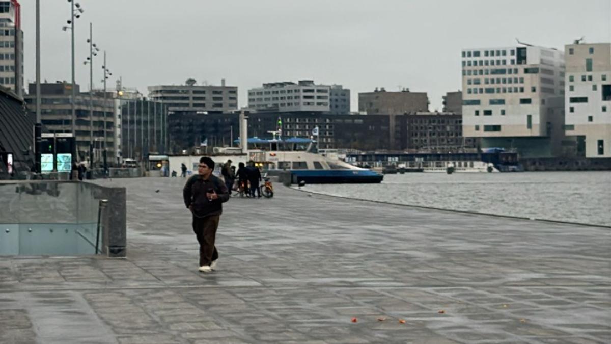 Hulpdiensten redden man uit IJ, met onderkoelingsverschijnselen naar ziekenhuis