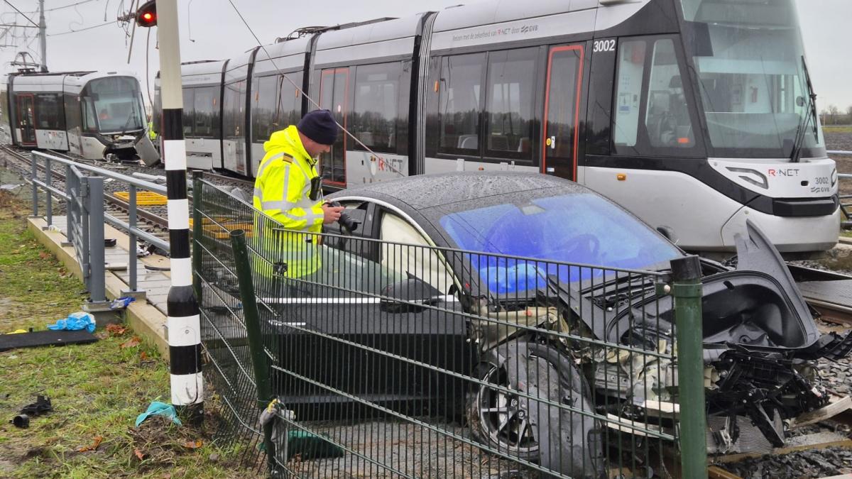 Amsterdammer (22) opgepakt na aanrijding met tram in Uithoorn