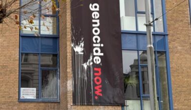 Hoofdkantoor Artsen zonder Grenzen beklad met verf, politie doet onderzoek