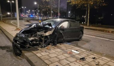 Taxichauffeur onder invloed botst tegen lantaarnpaal op Mauritskade
